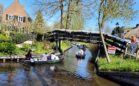 B&B Villa Giethoorn - Canalview, Privacy & Parking